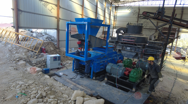 華盛銘1212型全液壓對(duì)輥制砂機(jī)一臺(tái)多少錢(qián)？