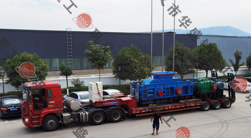 1810型全液壓對(duì)輥制砂機(jī)發(fā)往重慶